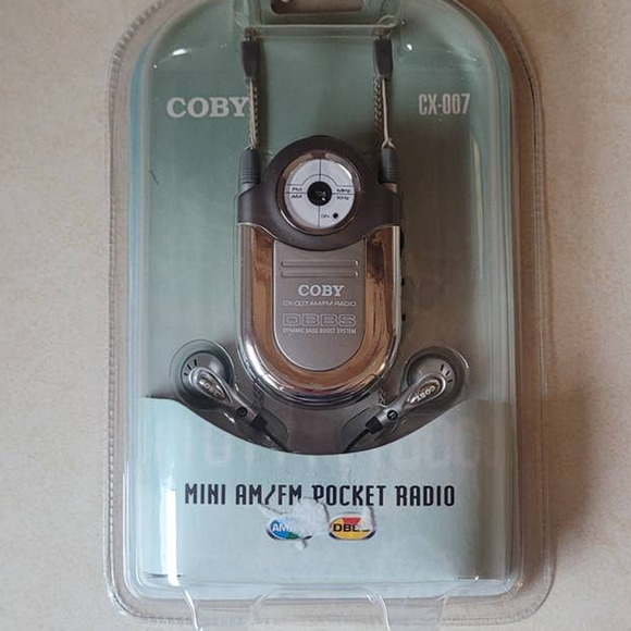 Coby CX-007 Mini AM/FM Wearable Radio Silver New In Box - Picture 1 of 3